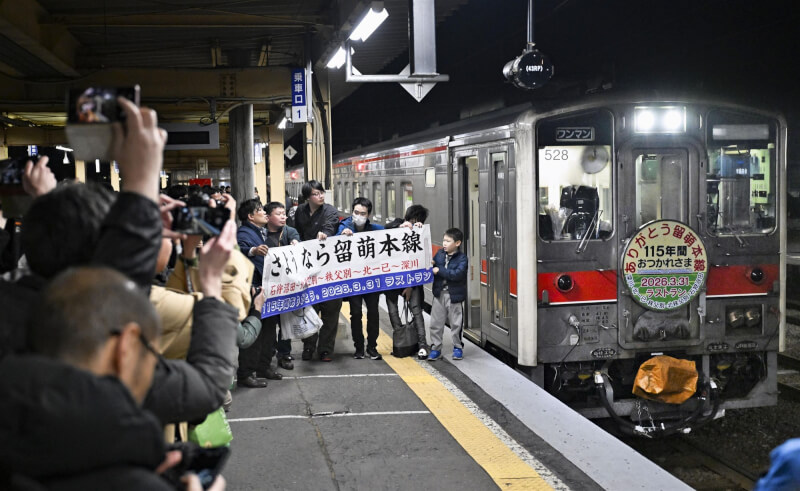 留萌線末班列車31日晚間抵達深川站。（共同社）