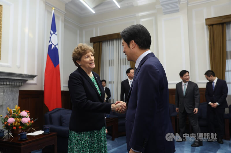 總統賴清德（前右）3月30日上午在總統府接見美國聯邦參議院跨黨派議員訪團，與外交委員會民主黨首席議員夏亨（Jeanne Shaheen，另譯：夏欣）（前左）握手致意。中央社記者吳家昇攝　115年3月30日