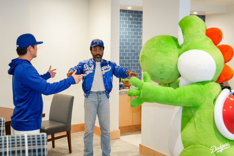 山本由伸（左）、唐納葛洛佛（中）與耀西（右）重現迷因。（圖取自x.com/Dodgers）