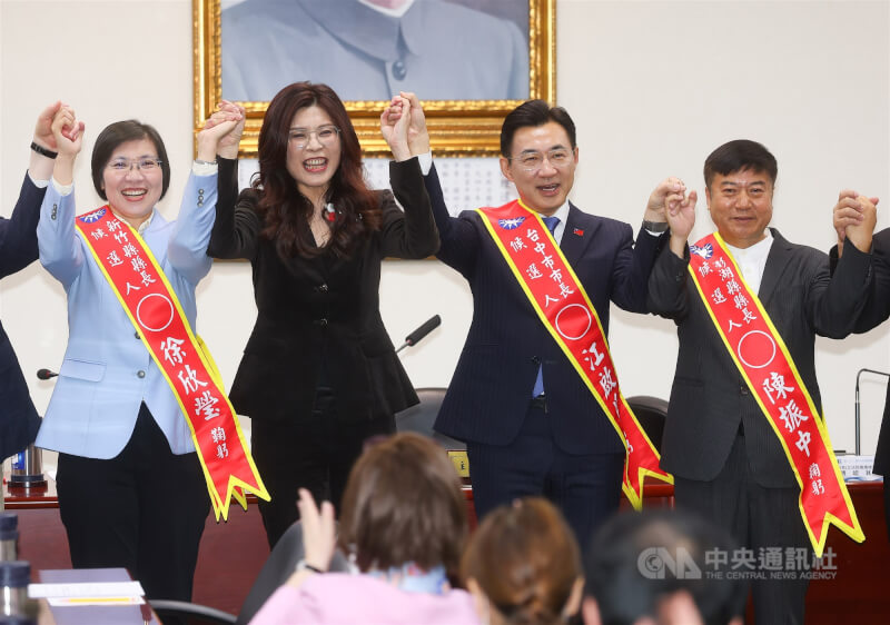 國民黨中常會1日正式通過提名立法院副院長江啟臣（右2）參選台中市長、立委徐欣瑩（左）參選新竹縣長、澎湖縣湖西鄉長陳振中（右）參選澎湖縣長，3人與黨主席鄭麗文（左2）等人一同高呼勝選口號。中央社記者謝佳璋攝 115年4月1日