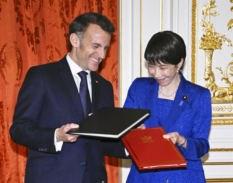 日本首相高市早苗（右）1日與法國總統馬克宏（左）會談，雙方就加強關鍵礦產供應鏈達成協議。（共同社）
