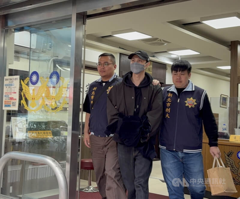 新北檢警1日執行閃兵案第4波搜索，共拘提9人到案。藝人「王子」邱勝翊（中）在警局製作完筆錄後，被移送新北檢複訊。中央社記者曹亞沿攝　115年4月1日
