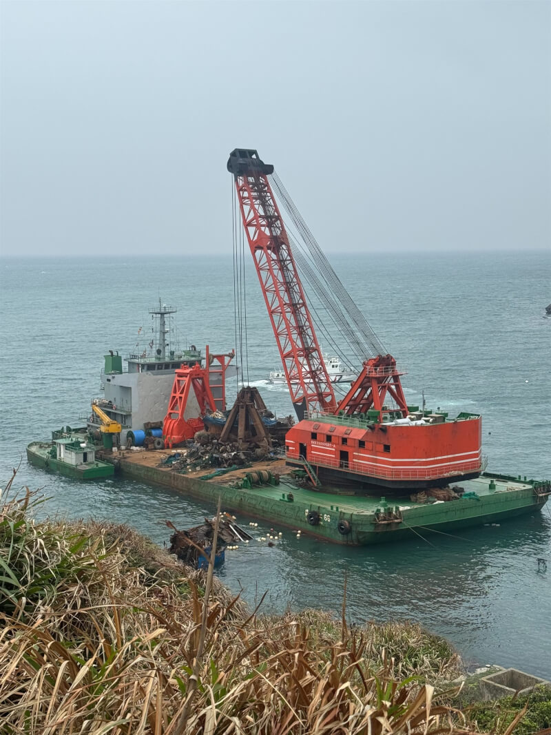 中國籍抓斗工作船「海虹工66」（圖）30日深夜執行擱淺中國籍漁船「閩連漁63896」清除作業時，造成馬祖東引至北竿間第3海底電纜部分芯線受損。（民眾提供）