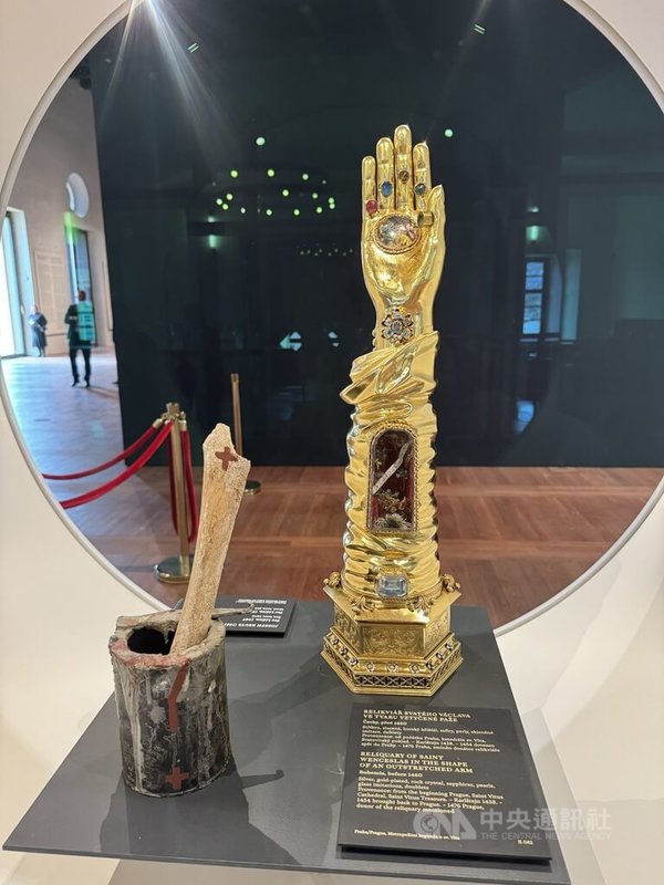 布拉格城堡近期推出「記憶的碎片：聖維特大教堂珍寶展」，展出150件聖維特大教堂內的珍貴文物，並結合當代藝術作品，呈現跨時代的藝術對話。中央社記者劉郁葶布拉格攝　115年4月1日