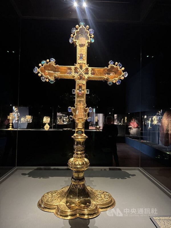 布拉格城堡近期推出「記憶的碎片：聖維特大教堂珍寶展」，其中最具代表性的展品為「波希米亞王國金十字架」。中央社記者劉郁葶布拉格攝　115年4月1日