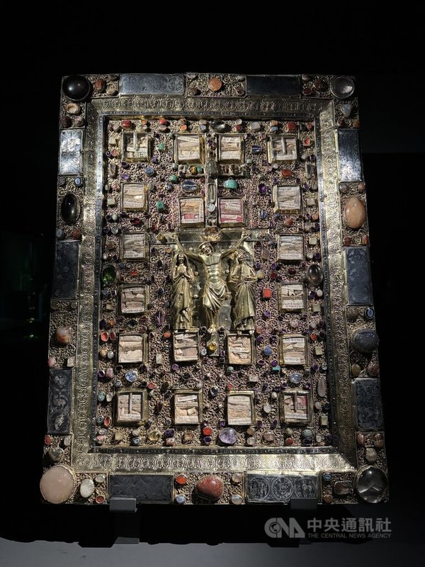 布拉格城堡推出「記憶的碎片：聖維特大教堂珍寶展」，展出150件聖維特大教堂內的珍貴文物。圖為13世紀的桌式聖物匣，鑲嵌金、銀、寶石、岩晶等珍貴材料。中央社記者劉郁葶布拉格攝 115年4月1日
