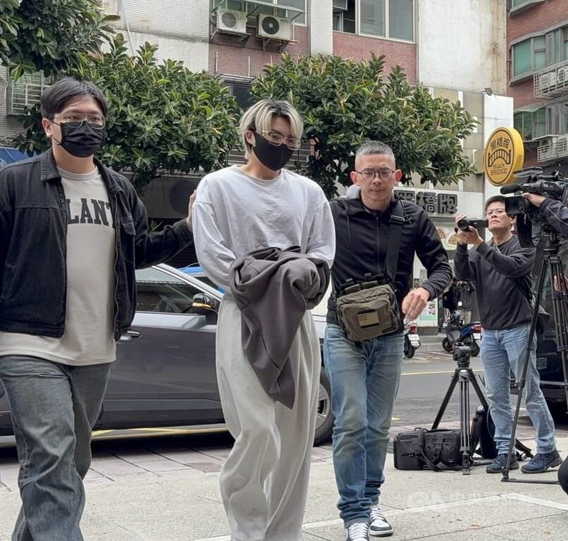 新北檢警1日執行閃兵案第4波搜索行動，共拘提9人到案，超跑網紅「邵某」（左2）下午也被拘提。中央社記者曹亞沿攝　115年4月1日