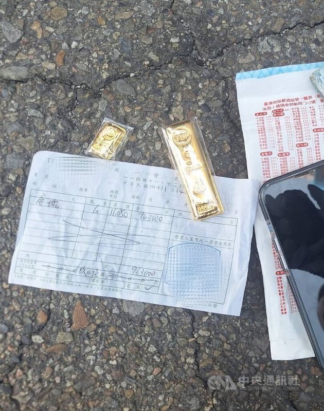 台中市民眾誤信詐騙集團投資話術，依指示到銀樓購買2塊黃金交給車手，警方1日宣布，利用車手交付黃金給收水成員之際，一舉查獲，並起出黃金及收據等證物。（翻攝照片）中央社記者郝雪卿傳真  115年4月1日