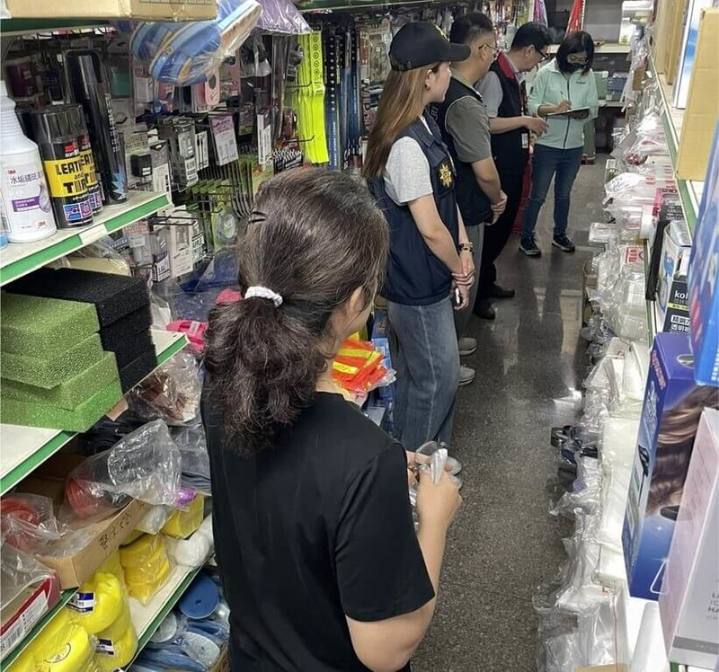 澎湖地區「查緝民生犯罪聯繫平台」為防範不肖業者利用清明連假期間民生物資需求增加，藉機囤積居奇或哄抬物價，1日再度結合縣府消保官、政風室、建設處、警察局及澎湖縣調查站等單位進行聯合稽查。（澎湖地檢署提供）   中央社　115年4月1日