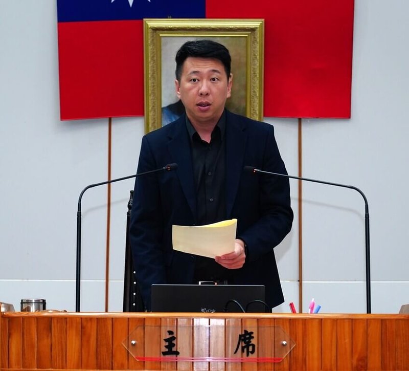 澎湖縣議會1日召開臨時會，議長陳毓仁（圖）會中追思悼念前副議長藍俊逸外，同時也祈願縣長陳光復能夠早日康復，並籲請縣府團隊在此非常時期，拿出專業讓縣政持續穩定推動。（澎湖縣議會提供）中央社　115年4月1日