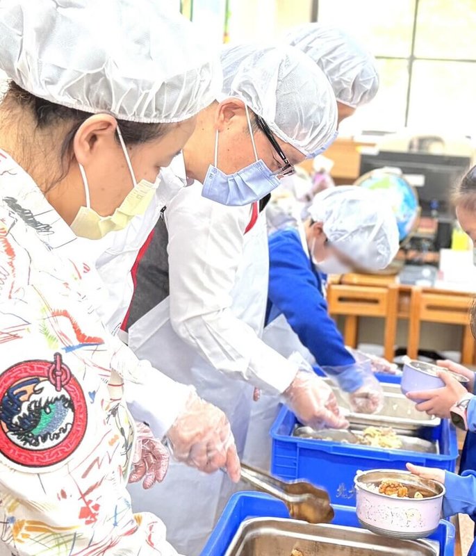 新北市公私立國中小免費營養午餐將自8月31日開學起正式上路，全市約32.3萬名學生受惠。圖為新北市教育局人員到校視察營養午餐供餐情形。（新北市教育局提供）中央社記者黃旭昇傳真　115年4月1日