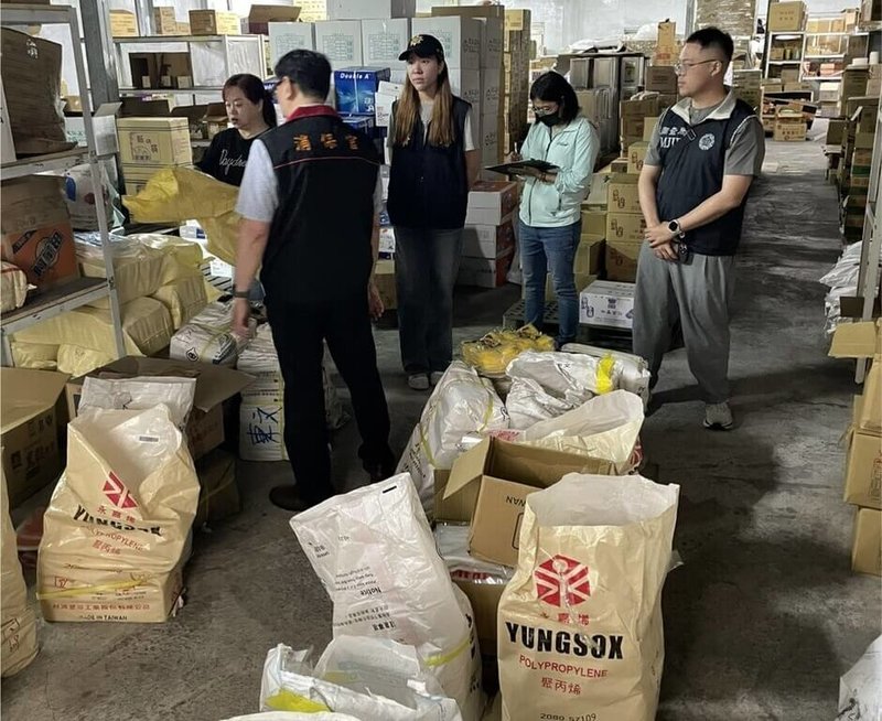 澎湖地檢署結合「查緝民生犯罪聯繫平台」，1日針對澎湖地區銷售塑膠相關製品的廠商進行聯合稽查，近3天內已稽查市面10家在地供應商及中、大盤商，未發現囤積居奇或非法哄抬物價情事。（澎湖地檢署提供）中央社　115年4月1日