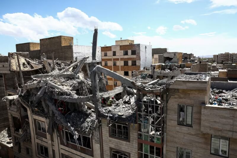 圖為伊朗首都德黑蘭遭炸毀的住宅。（WANA (West Asia News Agency) via 路透社）