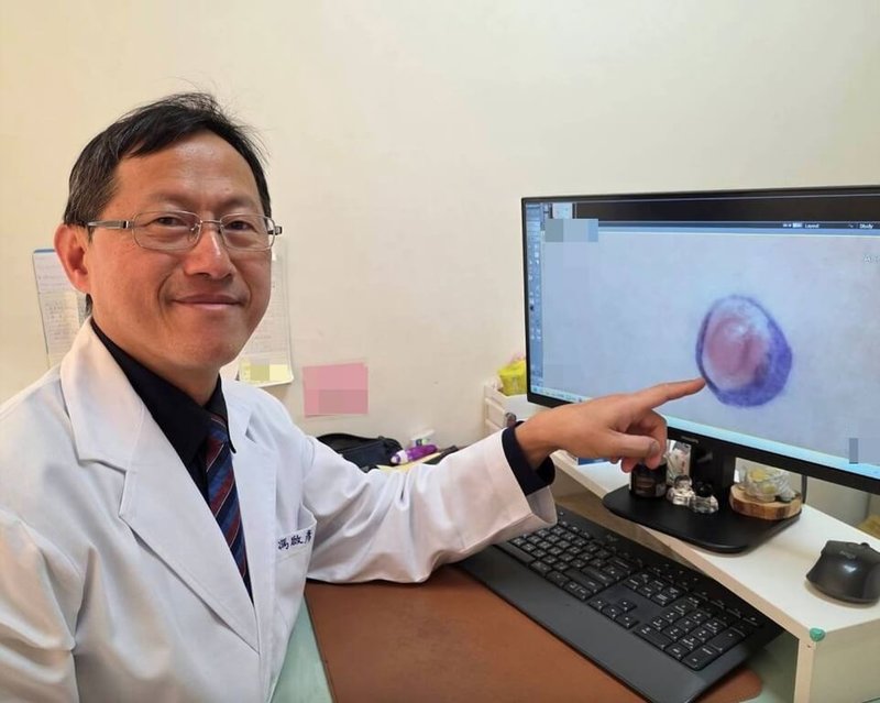 苗栗一名國中男生腹部皮膚硬塊確診為「肉癌」，大千綜合醫院外科部主任馮啟彥（圖）1日表示，「肉癌」在青少年族群非常少見，且好發於脂肪或肌肉層，患者由皮膚層長出，在臨床上是「罕見中的罕見」。（大千醫院提供）中央社記者管瑞平傳真　115年4月1日