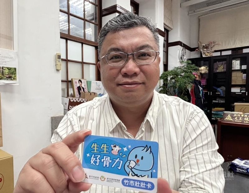新竹市政府推出「生生喝鮮乳」政策，並採數位化與通路整合方式推動，教育處長林立生（圖）1日表示，透過發放「壯壯卡」來補助設籍或就讀竹市公私立國小及幼兒園孩童，每週持卡可兌換1瓶鮮乳、豆漿或優酪乳等營養飲品，20日正式上路。中央社記者郭宣彣攝　115年4月1日