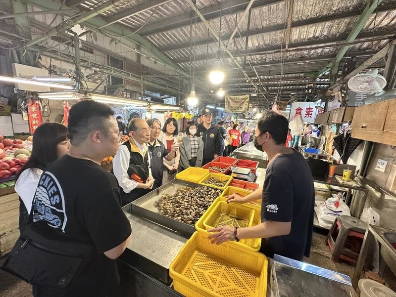中東戰事衝擊石油供應鏈，導致塑膠包材缺貨。苗栗地檢署2日會同警、調及縣府消保官、工商發展處等單位突擊苗栗市黃昏市場，就塑膠袋供給是否短缺、有無哄抬價格及囤積情形實地訪查。（苗栗地檢署提供）中央社記者管瑞平傳真　115年4月2日