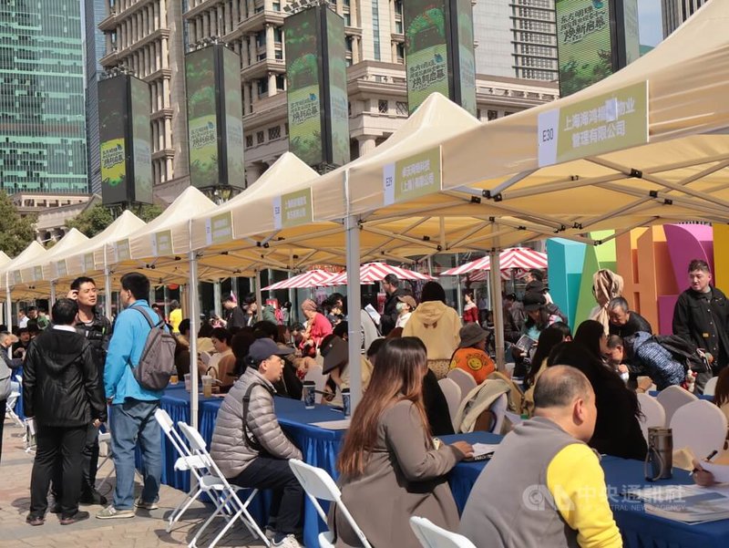 3月28日上海陸家嘴「春風行動」招聘會，政府辦理就業活動搭起求職者與用人單位平台。中央社記者李雅雯上海攝　115年4月2日