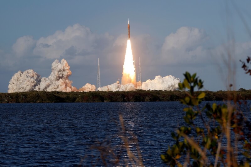 NASA火箭升空1日執行「阿提米絲2號」繞月任務。（美聯社）