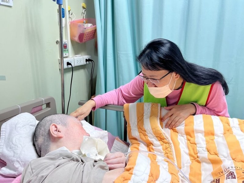 4月2日是台灣社工日，第一線服務10多年的創世板橋院社工師蔡佳青（右），在諮詢者、支持者、資源連結者、問題解決者等角色切換，適時地接住有需要的人。（創世基金會提供）中央社記者陳婕翎傳真　115年4月2日