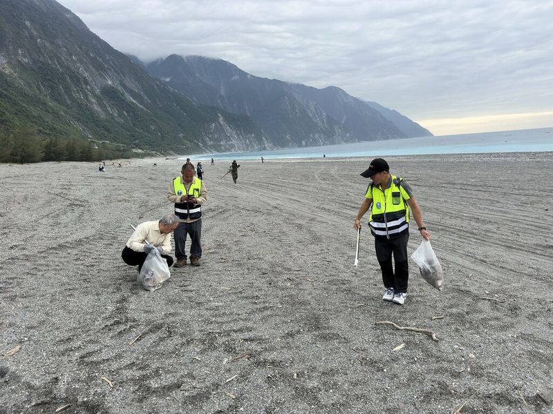 0403強震將屆滿2年，適逢太魯閣國家公園成立40週年，太管處2日舉行「迎曙光 再出發」淨灘活動，象徵從低海拔的崇德海灘踏出步伐，一步一步往前行。（太管處提供）中央社記者張祈傳真　115年4月2日