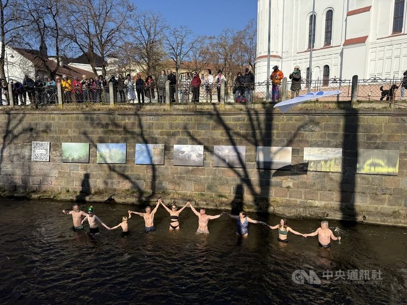 跳入維爾尼亞河是「對岸共和國」國慶的傳統之一，儘管1日只有攝氏7度，仍有不怕寒冷的民眾加入同歡。中央社記者游堯茹維爾紐斯攝　115年4月2日