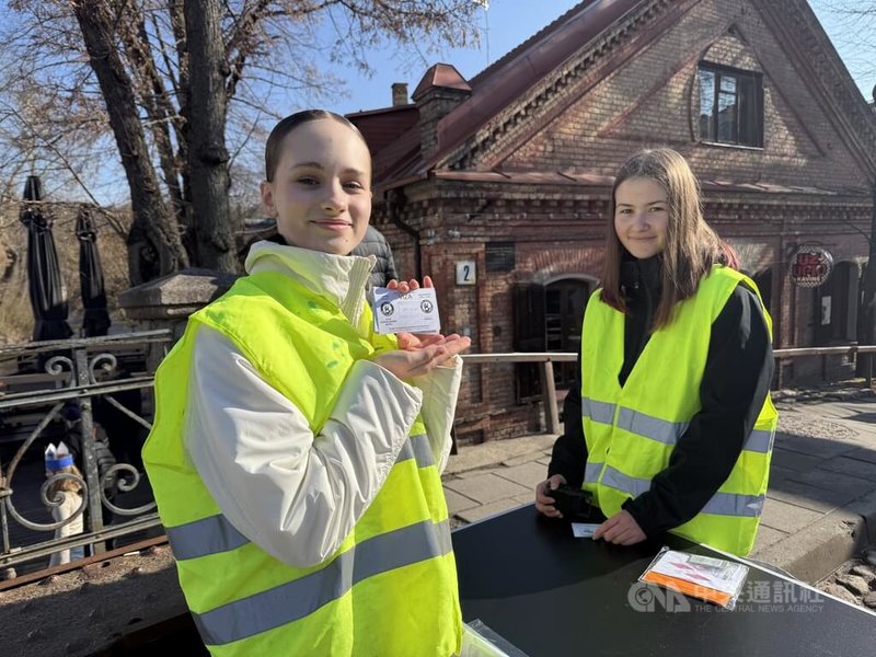 立陶宛「對岸共和國」在1日國慶當天入口處設有象徵性的「海關」，由志工向來往民眾與駕駛發放特製「簽證」。中央社記者游堯茹維爾紐斯攝　115年4月2日