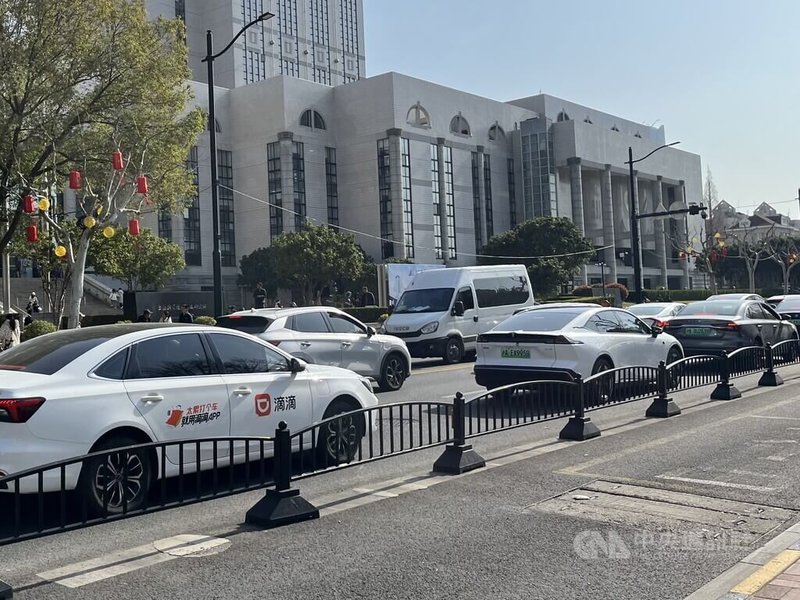 中國經濟成長放緩，企業裁員、工作難找，導致不少人轉投入從事網約車（網路平台叫車）司機工作。圖為上海一輛滴滴打車，攝於3月8日。滴滴是中國主要的網路叫車平台。中央社記者李雅雯上海攝　115年4月2日