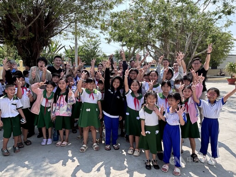 胡志明市台灣商會成員受邀參訪越南新祿島上一座國小，成員受到學童熱情歡迎、包圍，被天真笑容感染。中央社記者曾婷瑄新祿島攝　115年4月2日