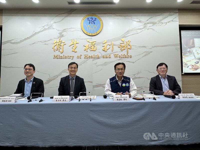 衛生福利部食品藥物管理署2日與環境部化學物質管理署共同舉辦「實踐『袋袋箱傳‧自備容器‧食在安心』新生活」記者會，宣導食品容器的正確安全觀念，提倡從使用源頭作起，守護你我健康與地球美好環境。中央社記者沈佩瑤攝　115年4月2日