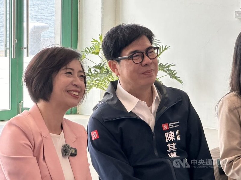 民進黨立委何欣純（左）2日與台中市議會共同參訪高雄，高雄市長陳其邁（右）在「PIER F棧叁庫」接待訪團，並談及高雄近年來的智慧城市發展。會中經發局也針對「智慧城市主權AI研發基地」進行專案簡報。中央社記者林巧璉攝　115年4月2日