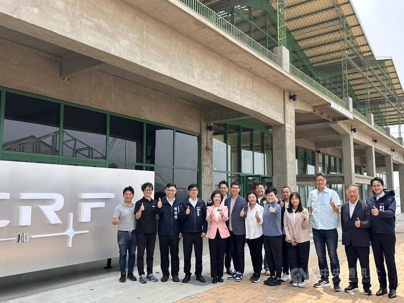 高雄市長陳其邁（左4）2日在高雄港「PIER F棧叁庫」接待民進黨立委何欣純一行人（左5），經發局針對「智慧城市主權AI研發基地」進行專案簡報。何欣純表示，自己今天是見習生來向陳其邁請益。中央社記者林巧璉攝　115年4月2日