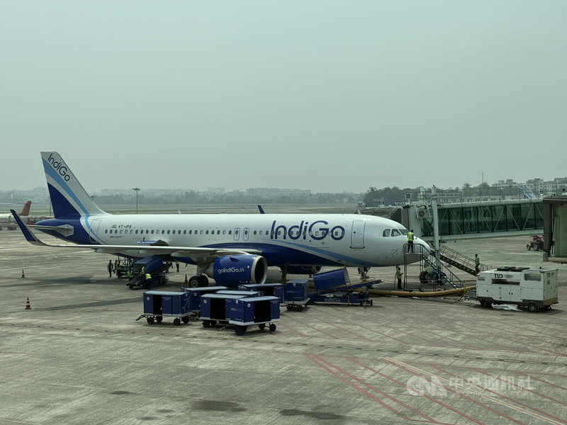 中東衝突導致國際油價攀升，印度最大航空公司「靛藍航空」（IndiGo）宣布調升燃油附加費，機票價格也將因此上調。圖為IndiGo飛機。中央社記者李晉緯新德里攝　115年4月2日