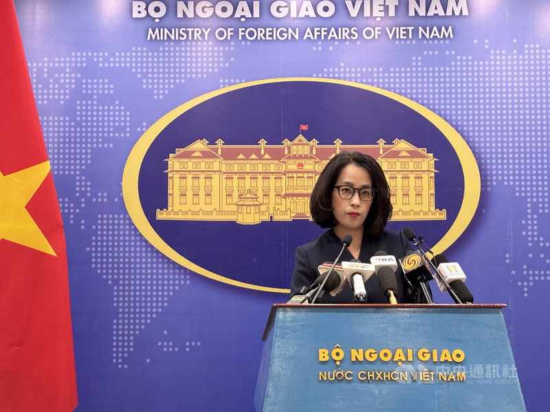 荷莫茲海峽遭伊朗封鎖，導致全球能源與貿易動盪，航行當地船隻也面臨安全風險。越南外交部今天重申，支持海洋航行自由、安全和保障，並重申遵守國際法對於確保海上安全與和平穩定至關重要。中央社記者曾婷瑄河內攝　115年4月2日