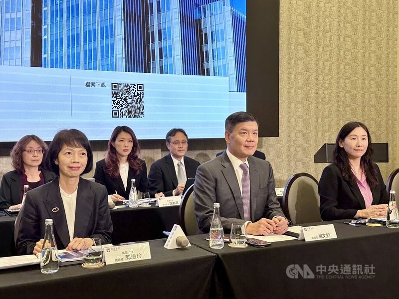 凱基金2日舉行2025年全年法人說明會，包括凱基金總經理楊文鈞（前排中）、凱基金財務長黃碧玲（前排右）、凱基人壽總經理郭瑜玲（前排左）皆親自出席。中央社記者蘇思云攝　115年4月2日