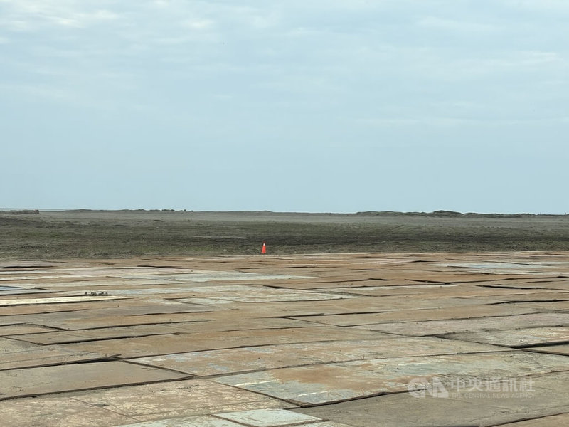 內政部2日表示，台北港北淤沙區及台南市七股區新生段暫置區，都預計在4月啟用收容。圖為台北港北淤沙區暫置場。中央社記者高華謙攝　115年4月2日