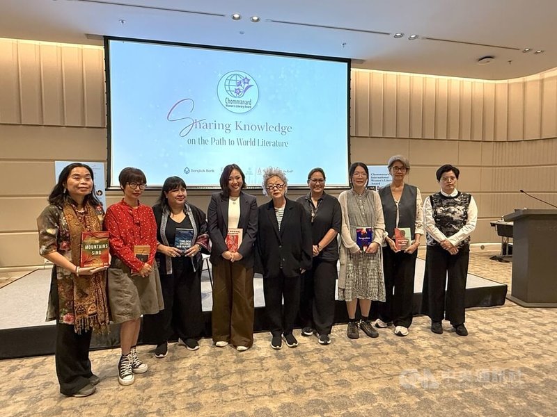 台灣作家楊双子（右1）受邀在曼谷出席「喬曼娜國際女性文學獎」論壇，並與其他進入該文學獎決選的女作家合影。中央社記者李宗憲曼谷攝　115年4月2日
