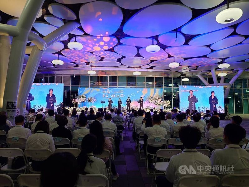 太魯閣號事故5週年，國營台灣鐵路股份有限公司2日在高雄車站辦紀念音樂會，罹難者家屬透過音樂會追思親友。中央社記者林巧璉攝　115年4月2日