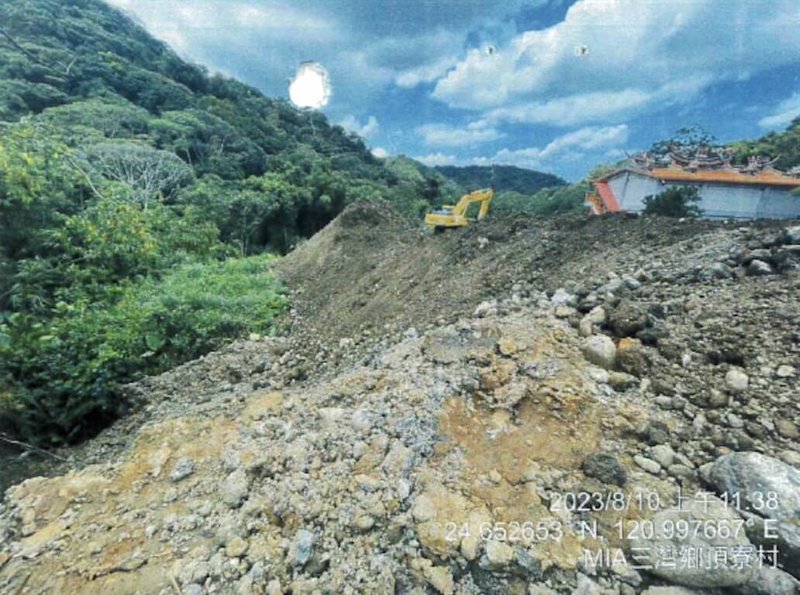 台灣苗栗地方檢察署偵辦三灣鄉多處山坡地遭棄置營建廢棄土方案，運輸公司業者梁姓、李姓夫婦調度車隊載運傾倒近1萬立方公尺，全案近日偵查終結，以違反廢棄物清理法、水土保持法等罪嫌起訴。（苗栗地檢署提供）中央社記者管瑞平傳真　115年4月2日