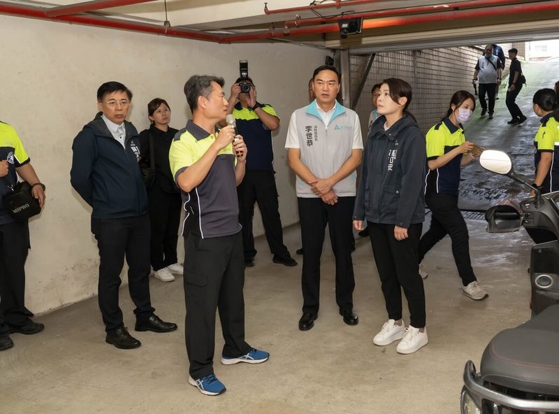 新竹市政府2日舉辦「2026提升老舊大樓公共安全方案」記者會，市長高虹安（前右）與消防局人員一同至某社區大樓查看火警廣播設備的維修補助成果。（新竹市政府提供）中央社記者魯鋼駿傳真　115年4月2日