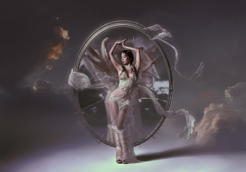 歌手蔡依林推出實體專輯最終章Pleasure愉悅流動版，2日公開主視覺，她身披一席蕾絲流光紗，肢體語言充滿張力，把抽象的愉悅情緒轉化成指尖觸碰得到的視覺藝術。（凌時差、華納音樂提供）中央社記者洪素津傳真　115年4月2日