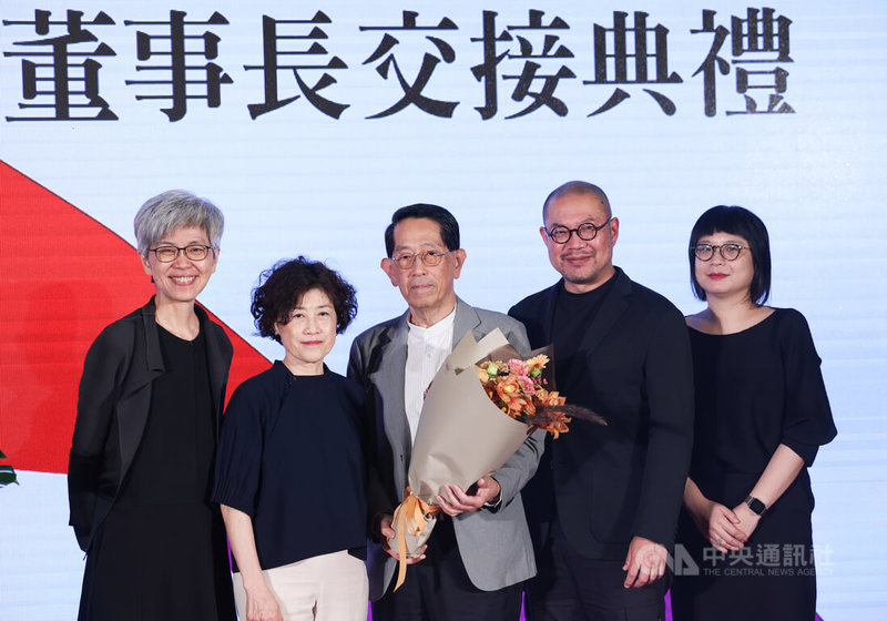 國家表演藝術中心第3屆、第4屆董事長交接典禮2日在國家戲劇院舉行，卸任董事長高志尚（中）與兩廳院藝術總監劉怡汝（左1）、台中國家歌劇院藝術總監邱瑗（左2）、衛武營國家藝術文化中心藝術總監簡文彬（右2）、NSO國家交響樂團執行長郭玟岑（右1）合影留念。中央社記者吳家昇攝　115年4月2日
