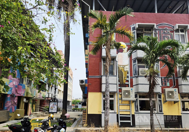 屏東縣青創品牌聚集地職人町經歷10個月休園，完成耐震補強工程，11日將辦理重新開園活動，打卡可獲兌換劵於園區使用。中央社記者黃郁菁攝　115年4月2日