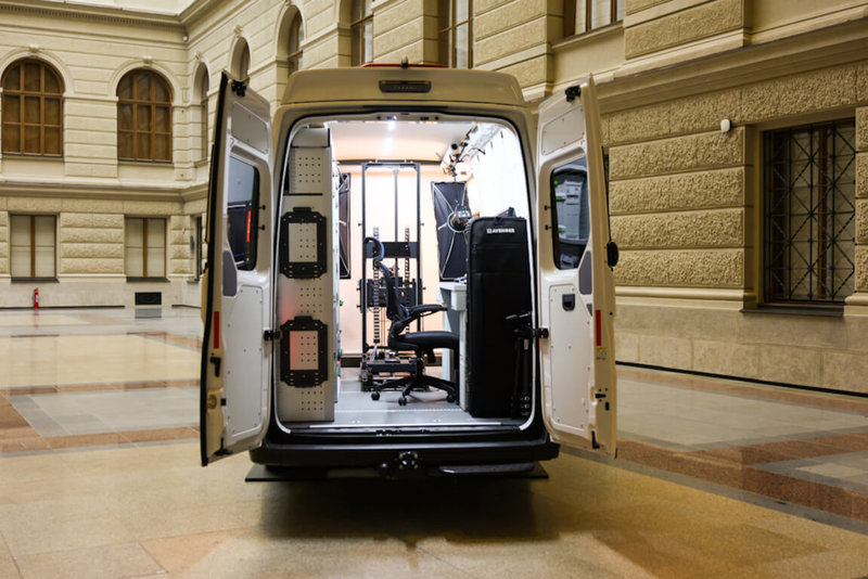 捷克國家博物館長期參與危機地區的文化遺產保護工作，派出移動式數位化實驗室到烏克蘭，此特殊車輛可直接在現場為博物館藏品、歷史建築建立高精度的3D數位模型。（捷克國家博物館提供）中央社記者劉郁葶布拉格傳真　115年4月2日