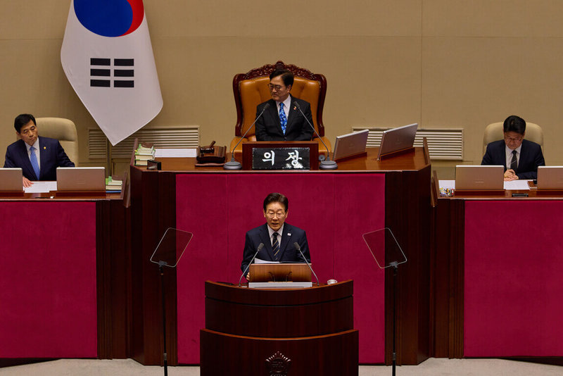 韓國總統李在明（前中）2日赴國會進行施政演說，談到最近的中東危機，他強調，規模26兆2000億韓元（約新台幣5518億元）的追加預算案分秒必爭，請求國會盡快通過。（青瓦台提供）中央社記者楊啟芳傳真　115年4月2日
