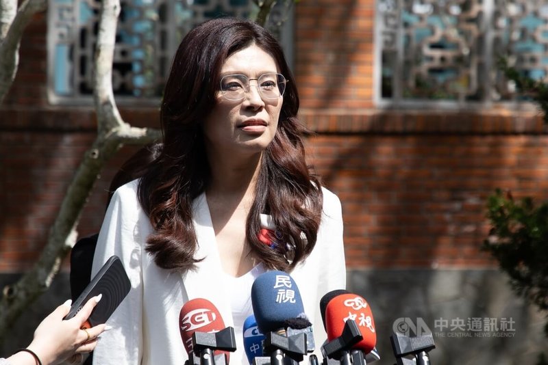 國民黨主席鄭麗文2日赴慈湖謁陵獻花，對於訪中行程是否會見中共中央總書記習近平，鄭麗文說，「一切客隨主便」。中央社記者吳睿騏桃園攝　115年4月2日