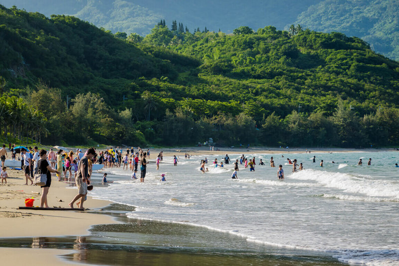 台東地區自4月起進入戲水旺季，台東縣政府自4月1日起至9月30日止，於杉原灣啟動水域安全管理並配置救生員駐點巡查，同時提供免費救生衣租借，降低意外發生。（台東縣政府提供）中央社記者盧太城傳真　115年4月2日