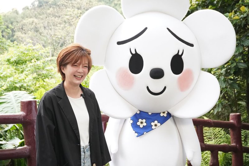 新北市政府客家事務局2日表示，客家桐花祭將於4月中旬登場，局長劉冠吟與桐花祭最萌吉祥物「發桐醬」合影。（新北市客家局提供）中央社記者黃旭昇傳真  115年4月2日