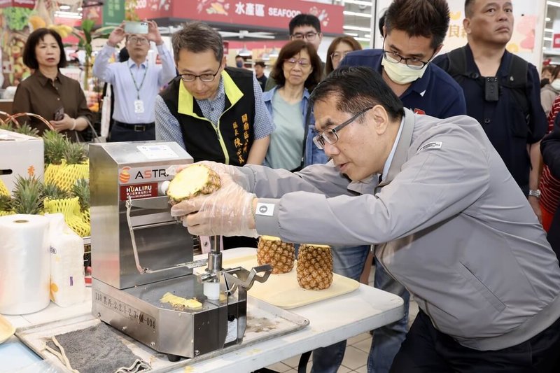 台南市政府2日起一連5天在愛買台中復興店舉辦「春遊嚐鮮-台南優質農產展售」，市長黃偉哲（前）下午到場，促銷台南當季金鑽鳳梨。（台南市政府提供）中央社記者張榮祥台南傳真　115年4月2日