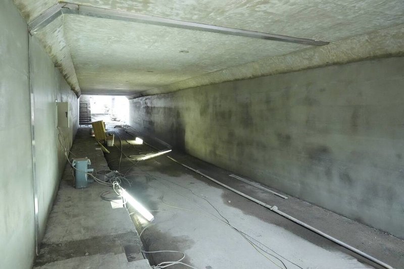 竹北市公所啟動中正東路地下機車道翻修計畫，完成老舊地磚及舊式欄杆敲除作業，力拚5月完工。（竹北市公所提供）中央社記者郭宣彣傳真　115年4月2日