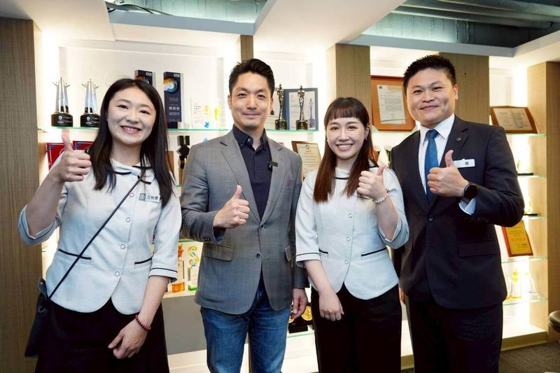 台北市長蔣萬安（左2）2日前往遠東SOGO百貨與聯合利華2家響應「育兒減少工時計畫」企業拜會，了解企業推動狀況，並聽取員工分享減少1小時工時的心得。（台北市政府提供）中央社記者陳昱婷傳真　115年4月2日